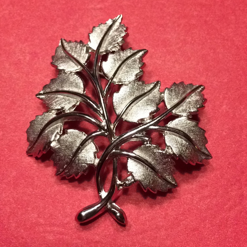 Multi leaf brooch